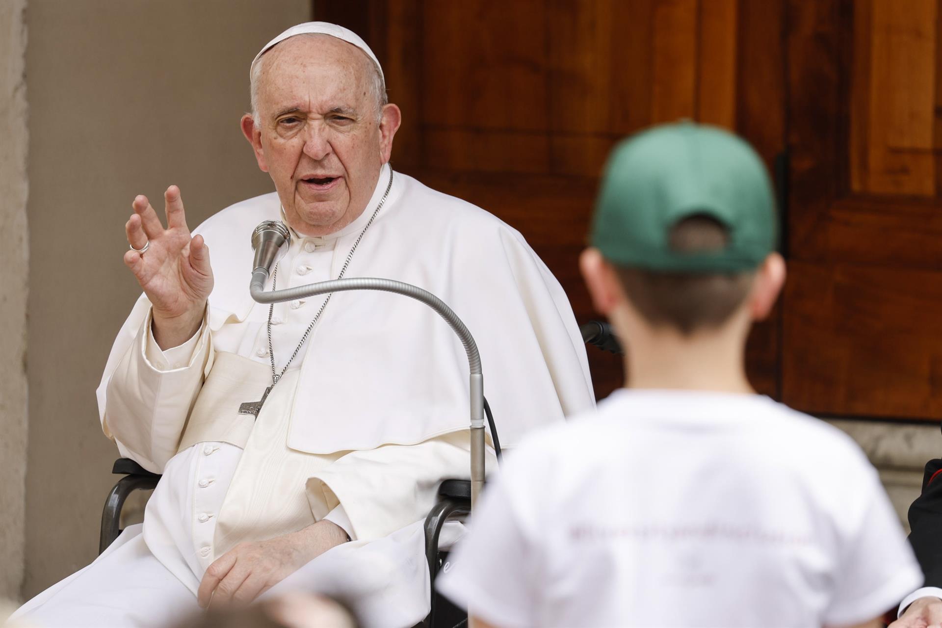 El papa Francisco denuncia la cantidad de pobres que genera la insensatez de la guerra