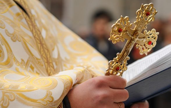 Católicos españoles quieren que la Iglesia avance en el sacerdocio, por ejemplo, de mujeres