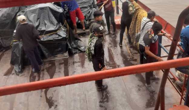 Guardia indígena interceptó embarcación que transportaba diésel y las bolsas del Clap en Amazonas (Fotos)