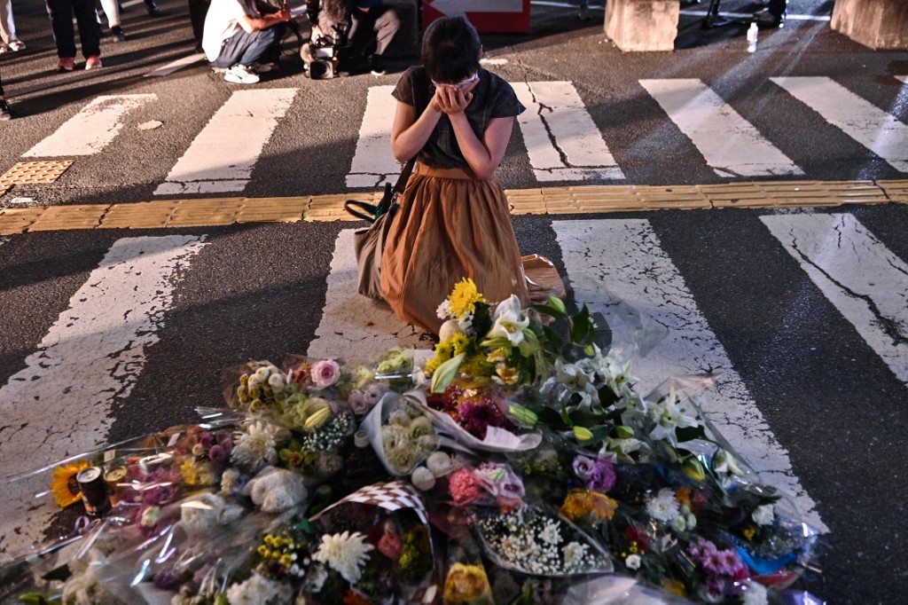 Japoneses lamentan la muerte de Shinzo Abe y se congregan en la escena de crimen para rendir honor (FOTOS)