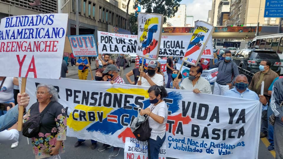 A pesar del hostigamiento de la PNB: trabajadores públicos se restearon y protestan en el centro de Caracas (FOTOS)