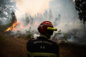 Los incendios en Burdeos no avanzan, pero ya han quemado más de 20 mil hectáreas de bosque de pinos