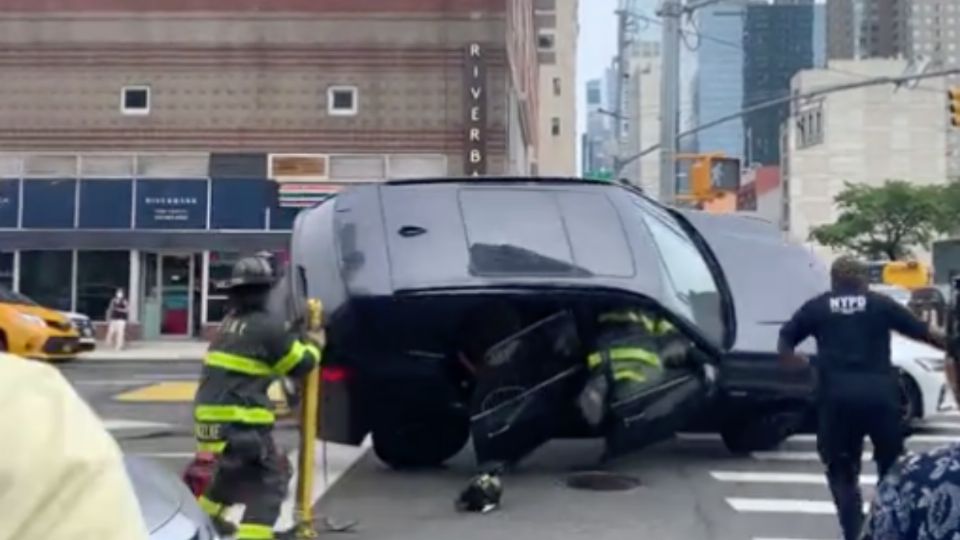 Bombero en EEUU quedó aplastado por una camioneta mientras intentaba rescatar al conductor (VIDEO)