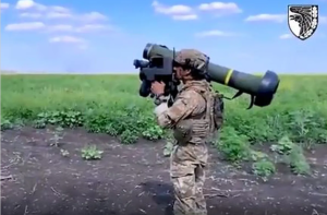EN VIDEO: momento en que un soldado ucraniano aniquila un blindado ruso con un lanzamisiles