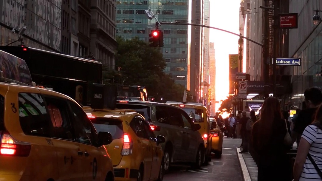 Nueva York se paraliza por el “Manhattanhenge”, la puesta de sol más fotografiada