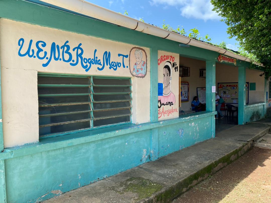 Alumnos de “Rogelia Mayo Torrealba” en Guárico reciben clases en plazas tras inminente colapso de la escuela