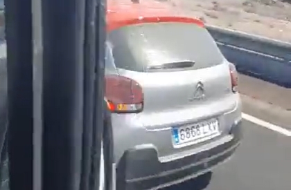 Pillan a un conductor circulando por una autopista con un niño metido en la maleta (VIDEO)
