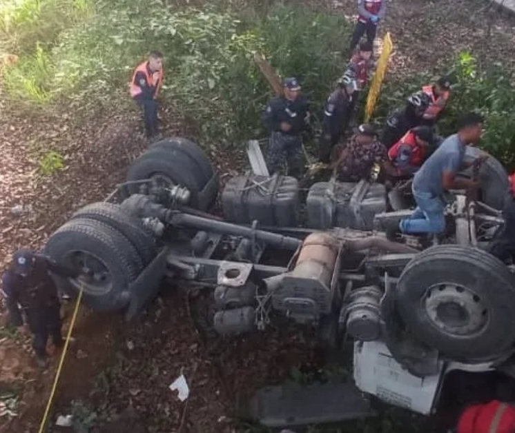 Tragedia en la autopista Valle-Coche: Tres personas murieron luego de que un camión de carga cayera al vacío (IMÁGENES)