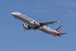 Ruidos extraños se apoderan del intercomunicador en un vuelo de American Airlines a Dallas (VIDEO)