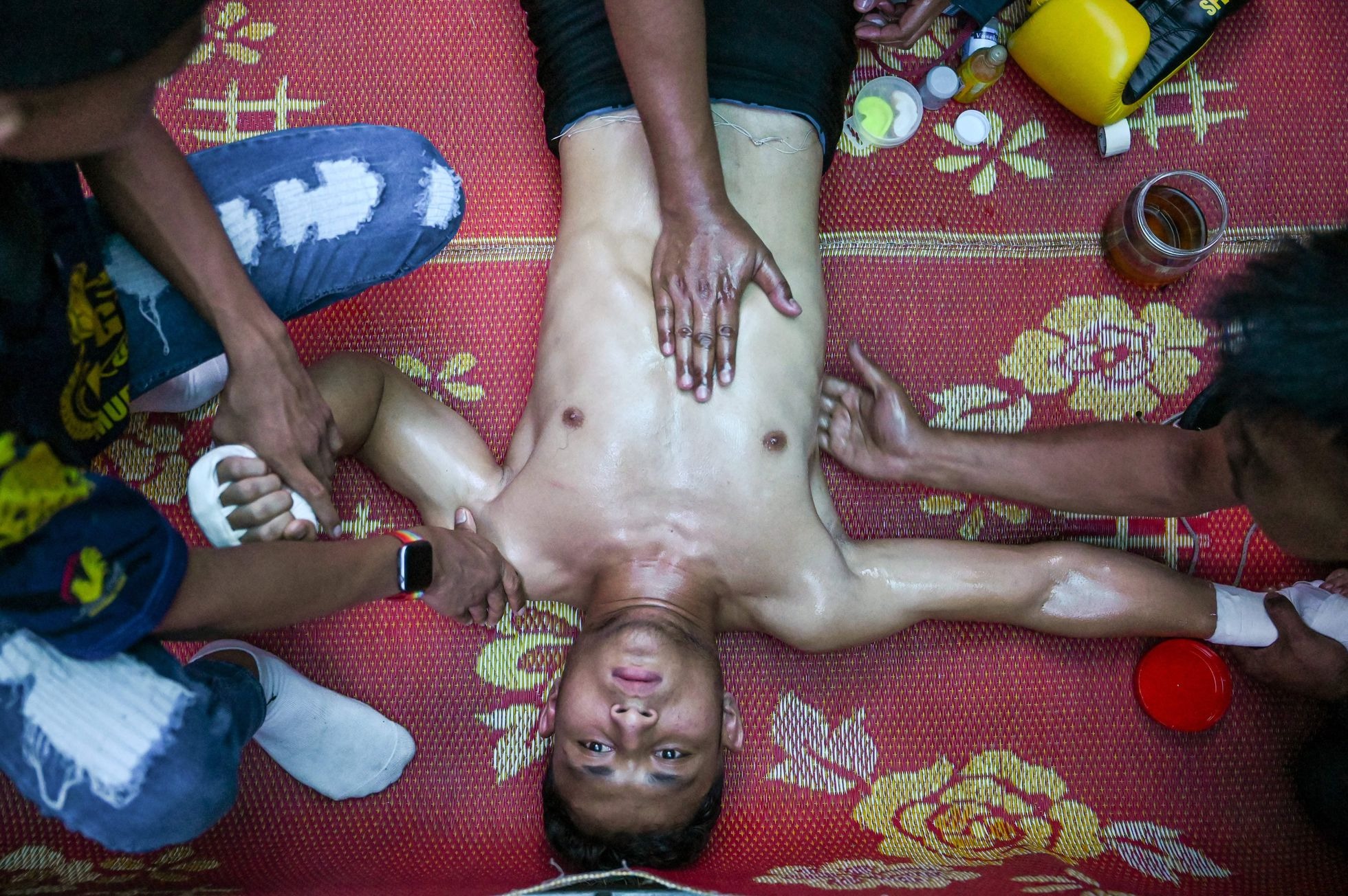 Codazos, rodillazos, rituales y escándalo: el “muay thai”, uno de los deportes más duros del mundo, llega a Netflix