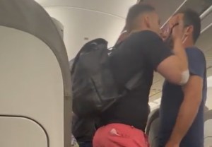 A puñetazo limpio: La acalorada pelea que se destapó por quién agarra primero la maleta en un avión (VIDEO)