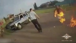 Imágenes sensibles: Conductor ebrio rocía a un policía con gasolina y le prende fuego