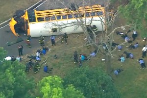 El volcamiento de un autobús escolar dejó decenas de personas heridas en El Bronx (FOTOS)
