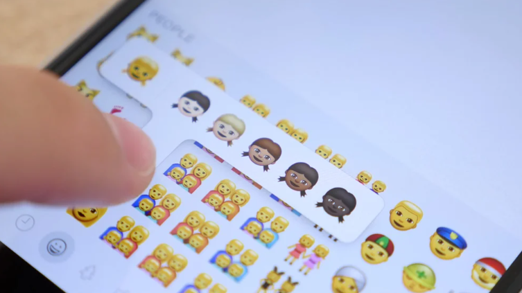 WhatsApp alista reacciones con emojis a los estados