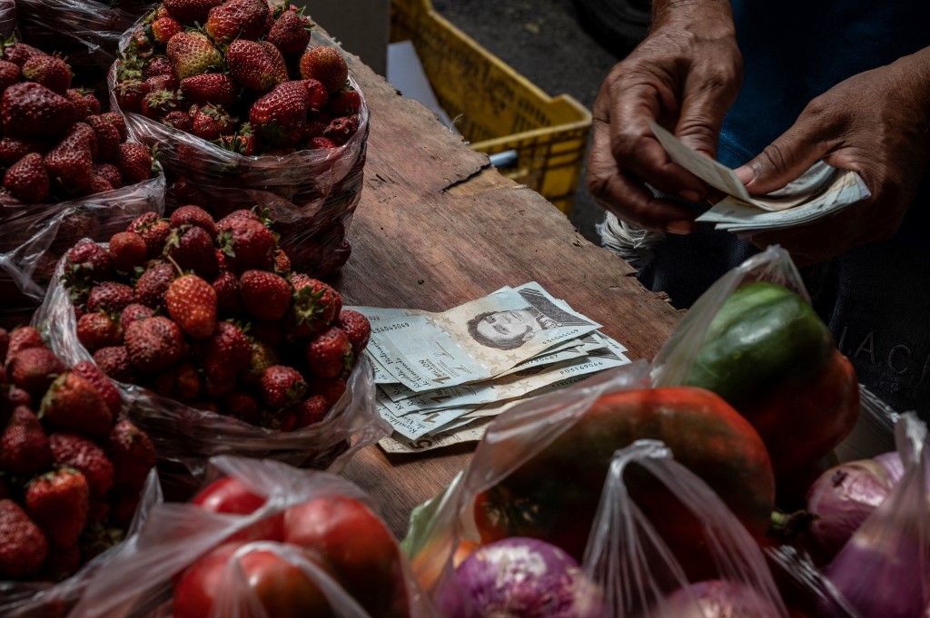 Transacciones en bolívares suben tras alza del dólar en Venezuela