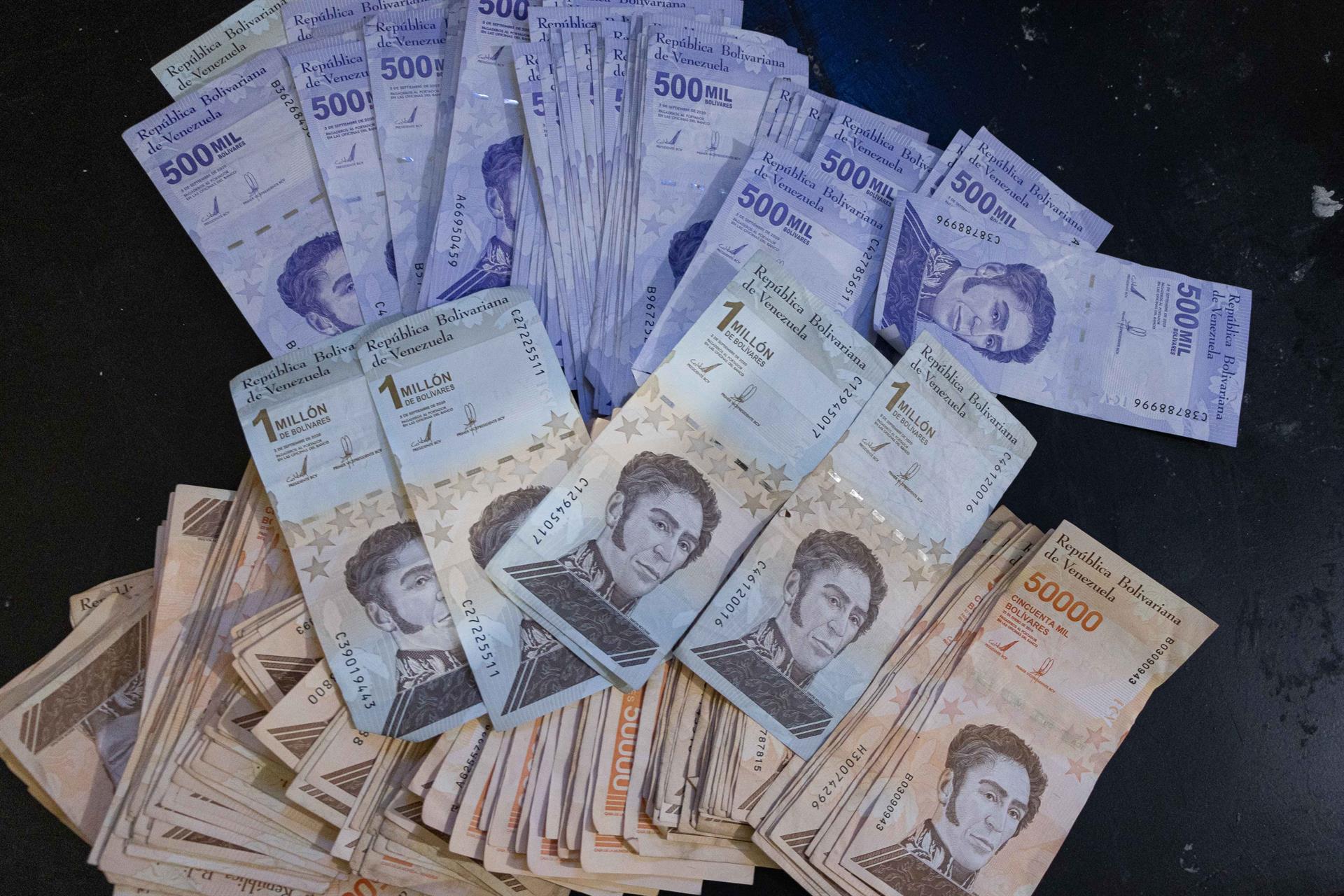 ¡Insólito! Fue a un cajero automático de un banco en México y recibió bolívares