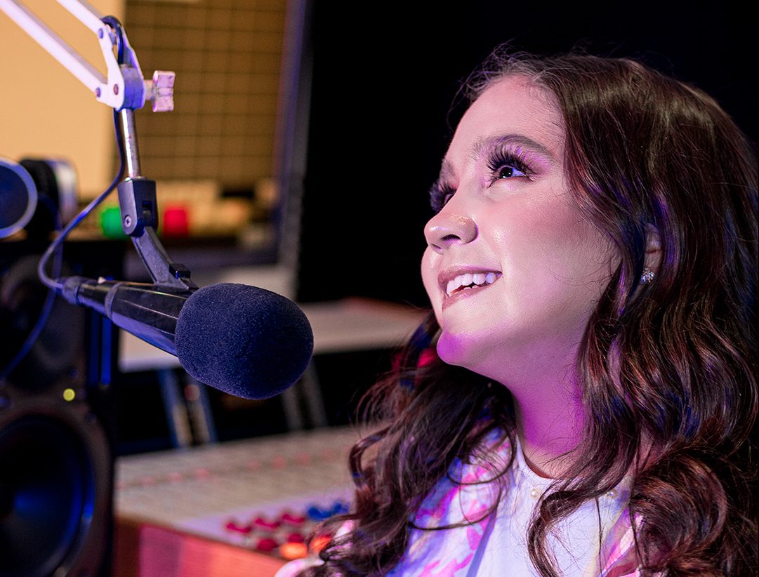 Angelina, la cantante juvenil que estrena su sencillo “El Amor está en la radio”