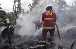 Bomberos sofocaron incendio de tres viviendas en Petare este #19Ago