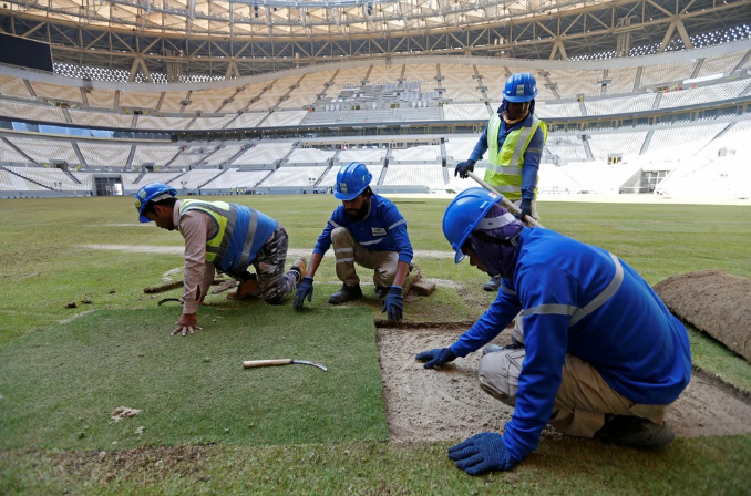 A tres meses del Mundial, Qatar deportó a trabajadores extranjeros que reclamaron salarios adeudados