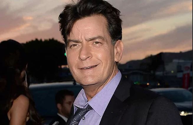 El supuesto pago de Charlie Sheen a su exnovia para anular una demanda por exponerla al VIH