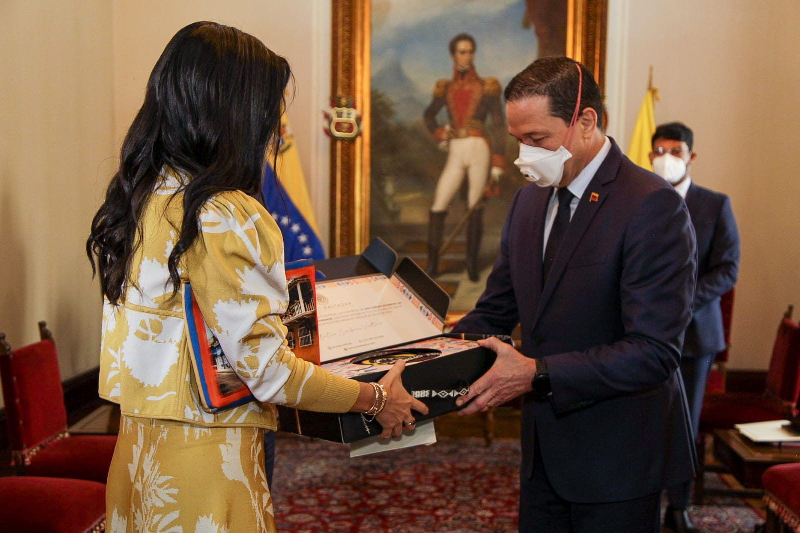El regalo que le dio el nuevo embajador de Colombia en Venezuela al diplomático de Maduro (Fotos)