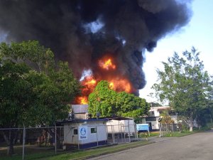 Fuerte incendio se registró en una fábrica de pinturas en Miranda este #17Ago (Video)
