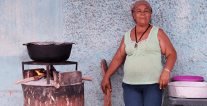 Las mujeres que buscan leña en las montañas de Venezuela por escasez de gas (Fotos y Video)