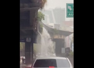 Lluvias en Caracas generaron una imitación del “Salto Ángel” en Las Mercedes #10Ago (VIDEO)