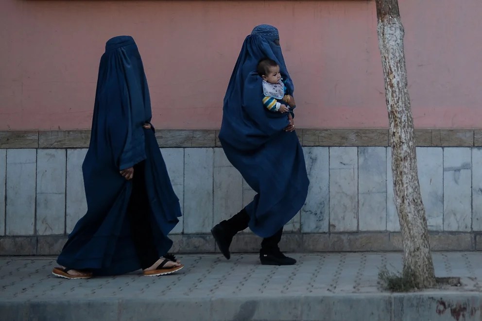 Forzada a ser madre a los ocho años, se convirtió en una cirujana pero tuvo que escapar de los talibanes para salvar su vida