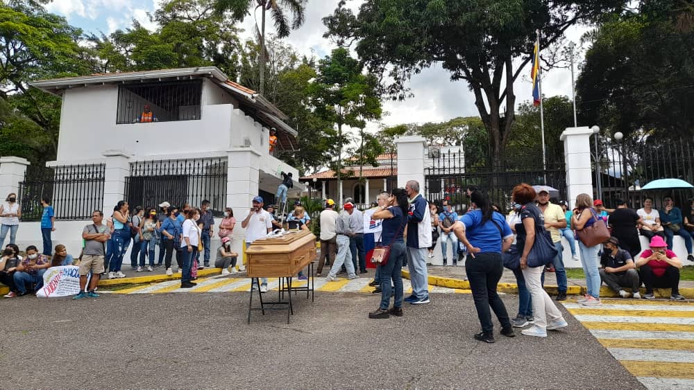 Los maestros tachirenses se “alebrestaron” y llevaron una urna a la residencia de Bernal (Imágenes)