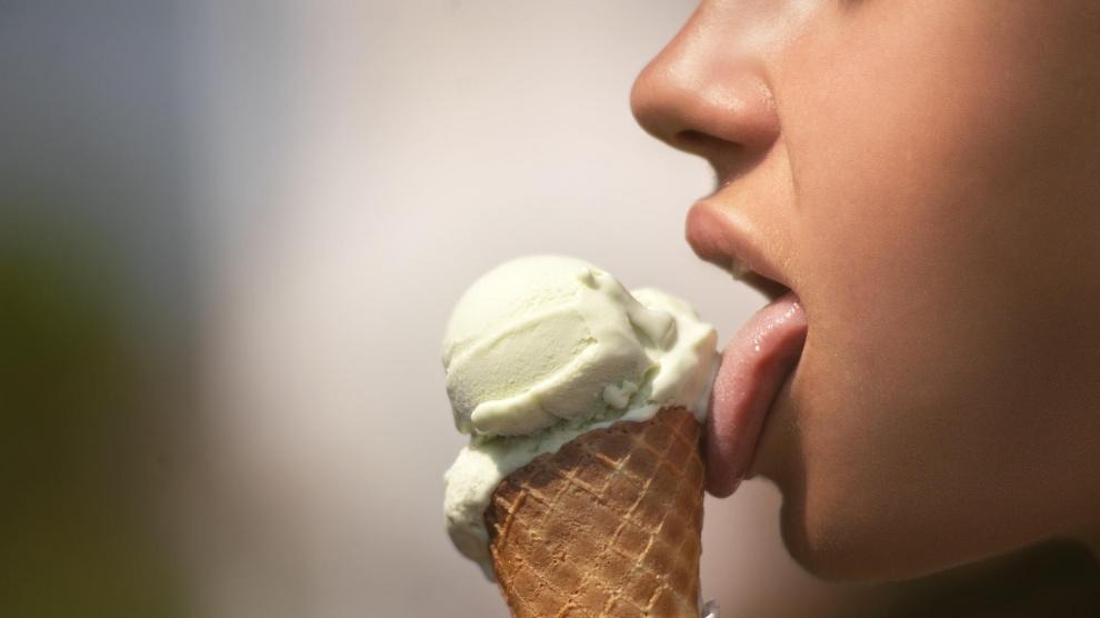 “Cerebro congelado”: ¿Por qué sentimos que se nos congela la cabeza al comer helado?