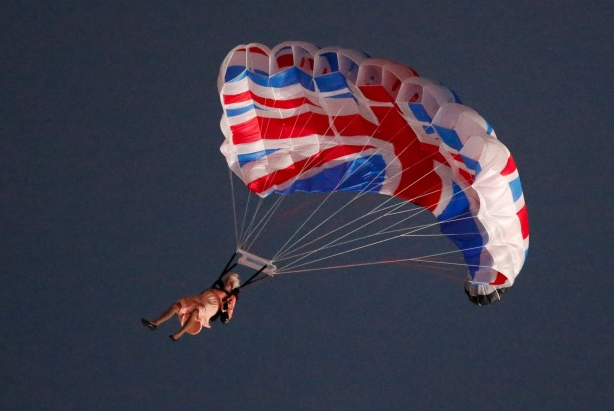 Saltó en paracaídas disfrazado de la reina Isabel y años después se metió en problemas con la ley