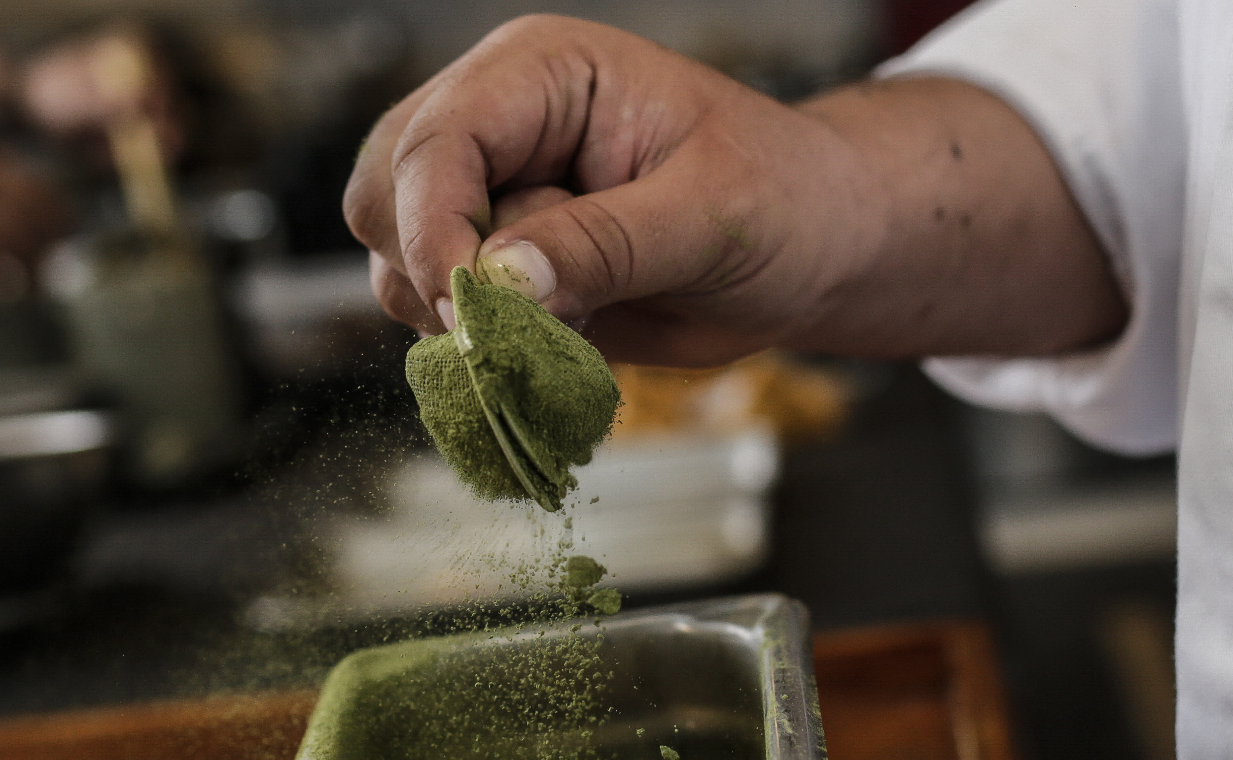 La hoja de coca llega en forma de polvo a los recetarios de Colombia