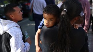 El paso de 44 horas de migrantes venezolanos deja huella indeleble en la comunidad de Martha’s Vineyard
