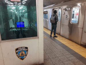 Pelea en un vagón del metro de Nueva York terminó con un hombre apuñalado