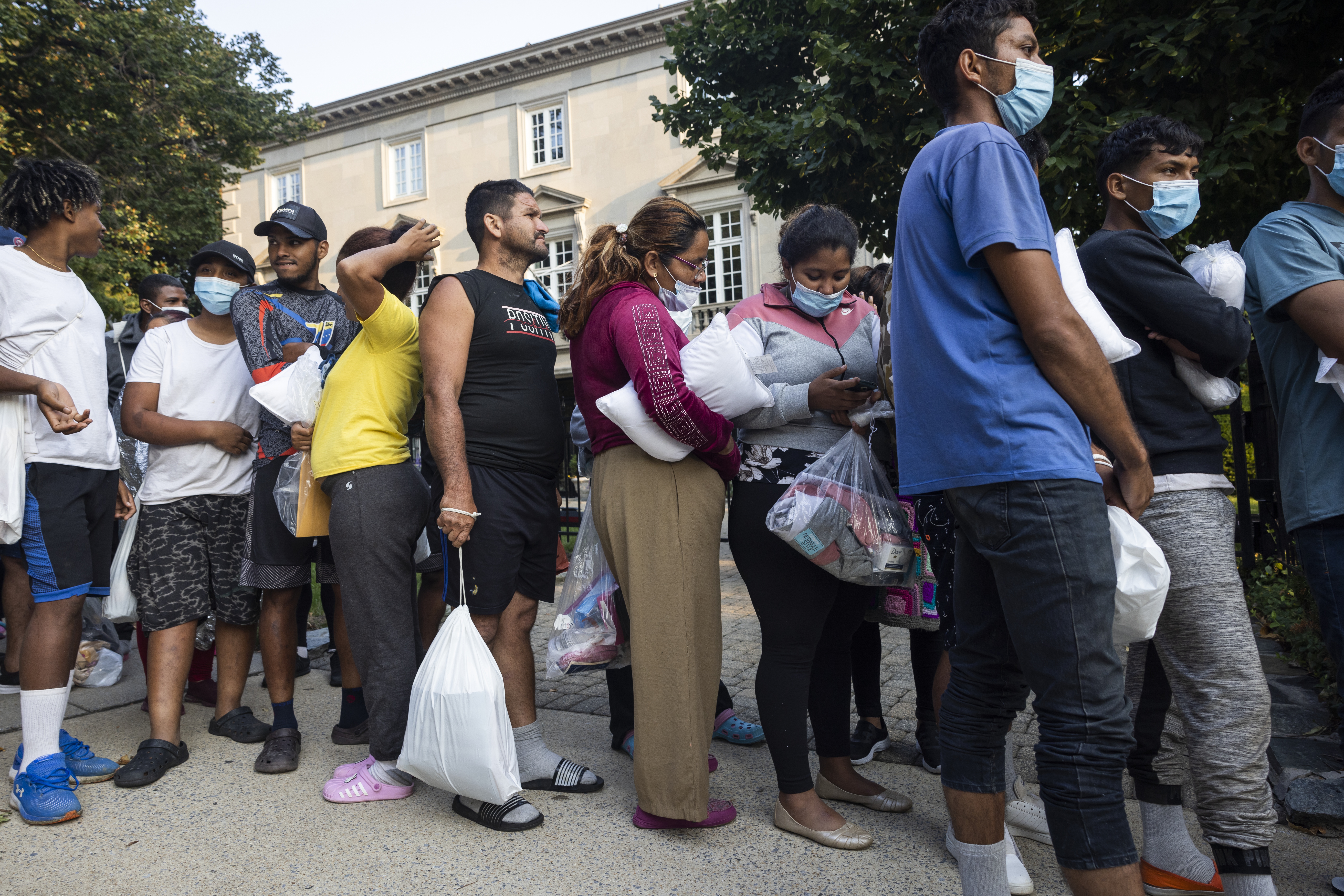 Texas envía otro autobús con migrantes a la casa de Kamala Harris, la mayoría venezolanos