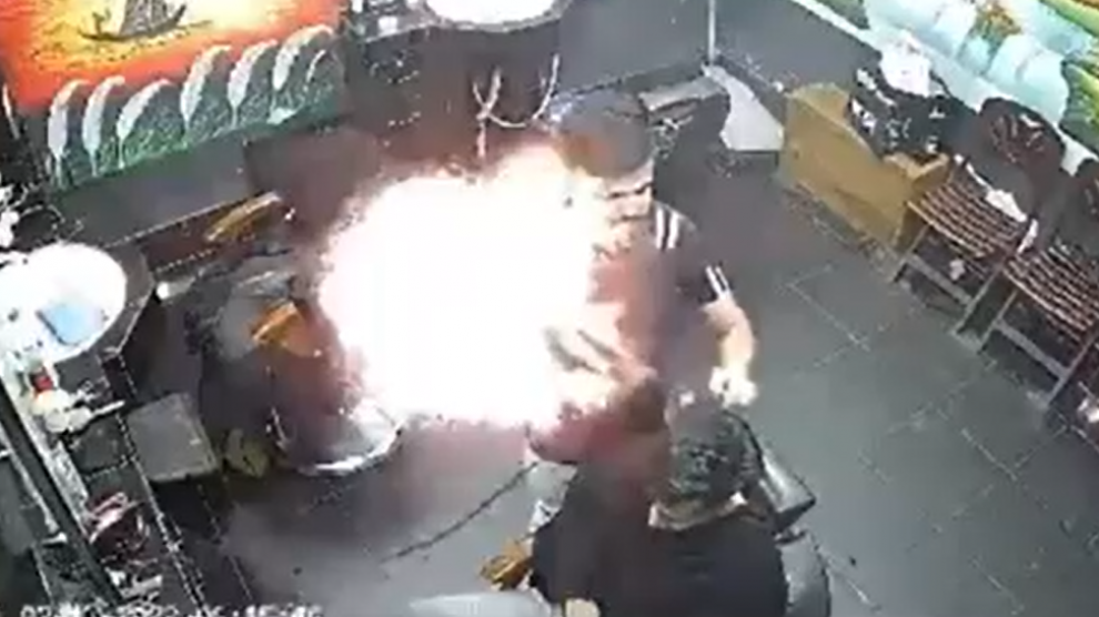 El terrible momento en el que un secador de pelo explota en la cara de un cliente