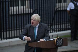 Boris Johnson viaja a Escocia para presentar su dimisión a Isabel II