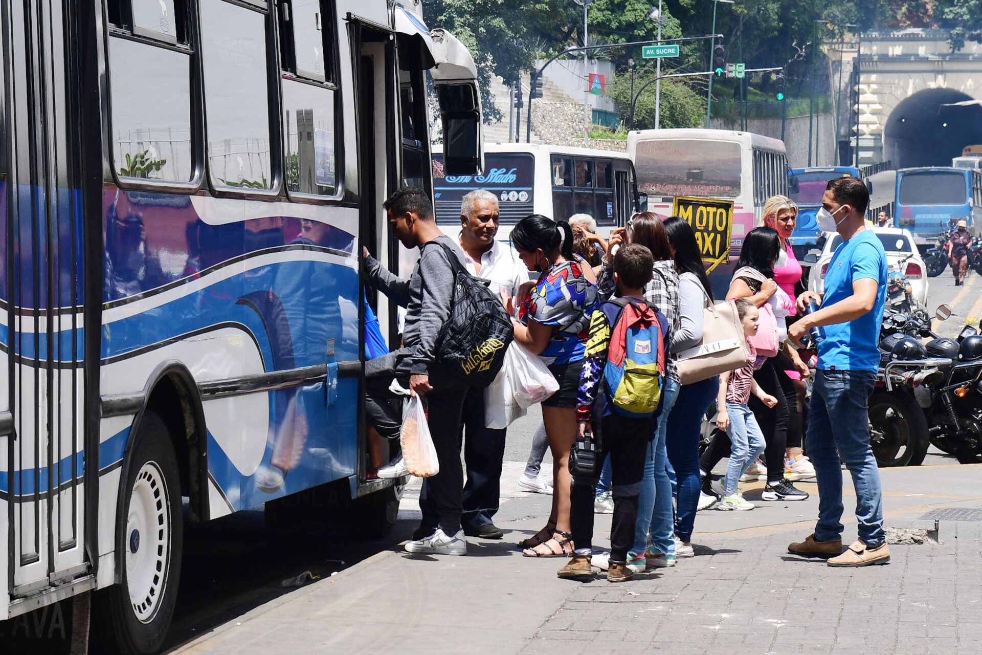 Modus operandi delictivo en Caracas: así se montan en autobuses para robar a pasajeros