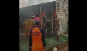 A punta de tobos, bomberos sofocaron incendio de local en Ocumare de la Costa (Video)