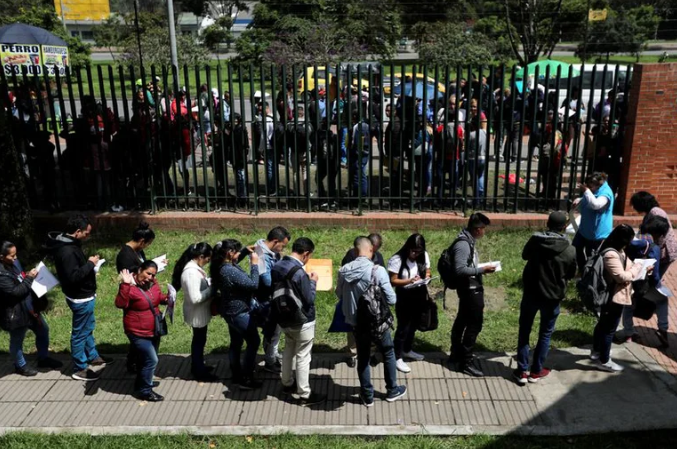 Por qué la gran mayoría de los jóvenes en Colombia tienen problemas para encontrar empleo