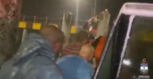 EN VIDEO: Así la Armada colombiana rescató a los tripulantes del pesquero ilegal venezolano incendiado