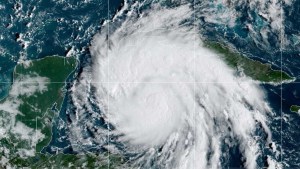 Ron DeSantis ordenó evacuar zonas de Florida que se verán afectadas por el huracán Ian