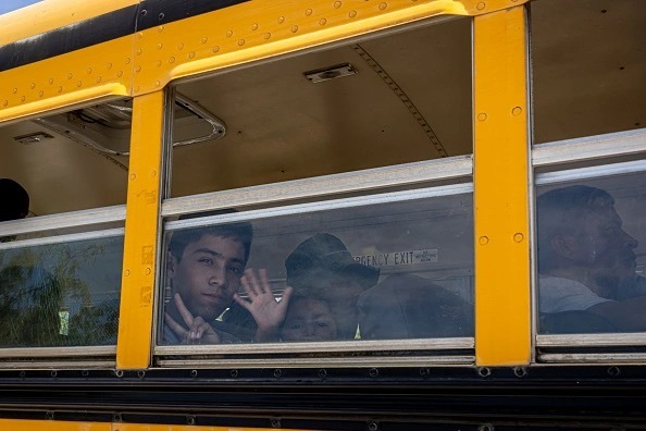 Venezolano relató cómo es el largo viaje dentro de los autobuses que salen llenos de migrantes en Texas