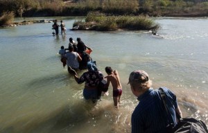 Cientos de migrantes venezolanos cruzan a EEUU por el fronterizo río Bravo