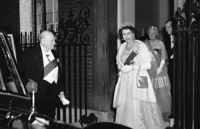 ¿Cuántos Primeros Ministros del Reino Unido sirvieron a la reina Isabel II?
