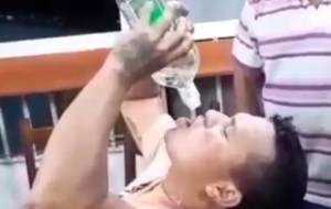 VIDEO: Hombre casi encuentra la muerte al consumir un litro de aguardiente de un solo sorbo
