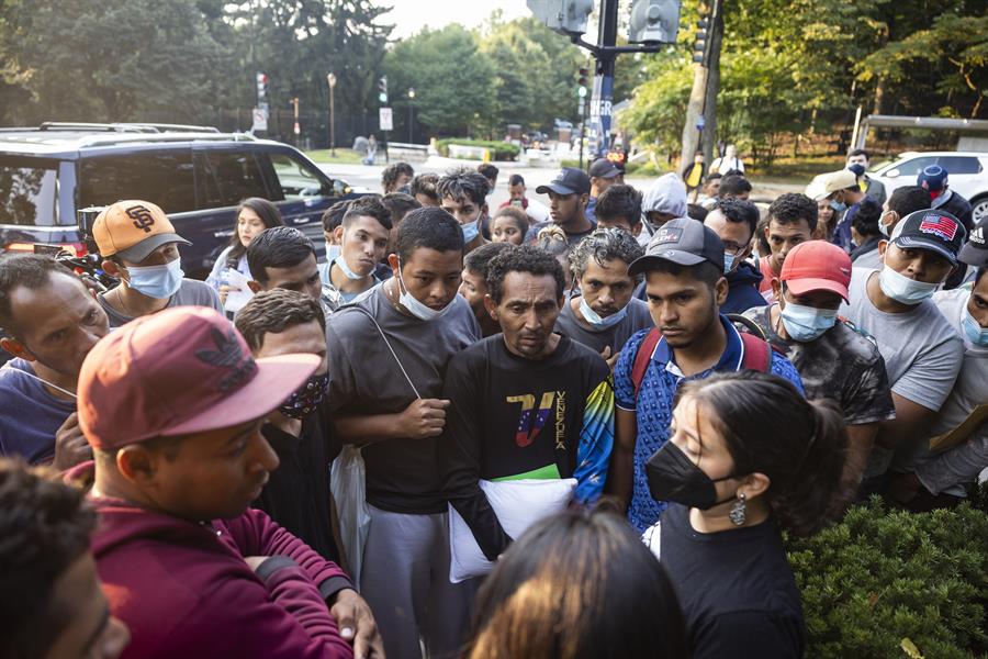 Un centenar de migrantes venezolanos y de otros países llegan a la residencia de Kamala Harris