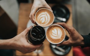 Si quiere vivir más y mejor, beba más café