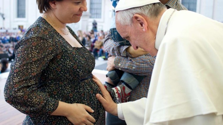 El papa Francisco pidió que no haya más embarazadas que pierdan su trabajo